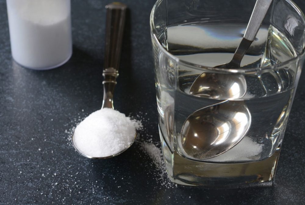 آب نمک غرغره کردن در برابر علائم کویید-۱۹ موثر است؟